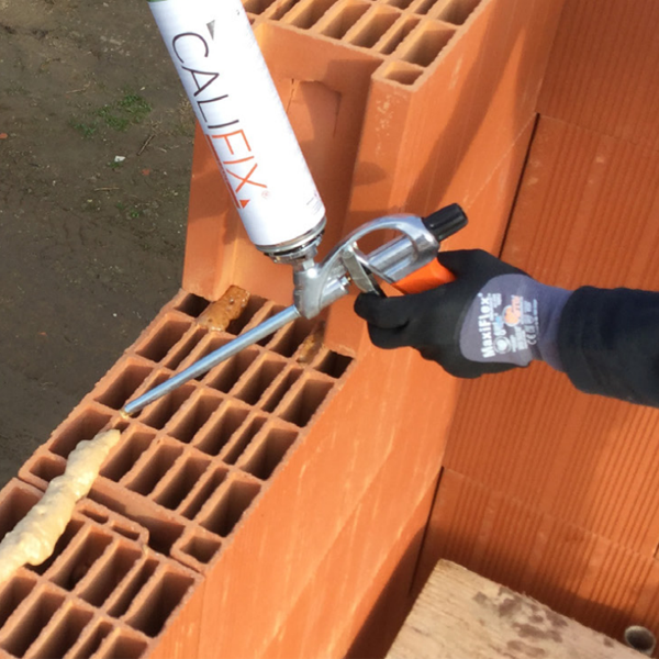 Liant prêt à l'emploi Terreal Califix pistolable pour brique rectifiée Calibric - cartouche de 810 mL