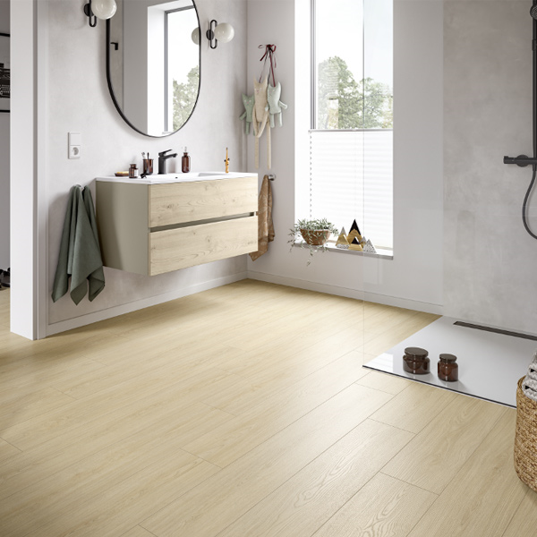 Parquet stratifié Aqua+ Large 8/33 - 4 chanfreins avec système Aqua CLIC it! 24h - 246 x 8 x 1292 mm - Chêne Casella Naturel Clair