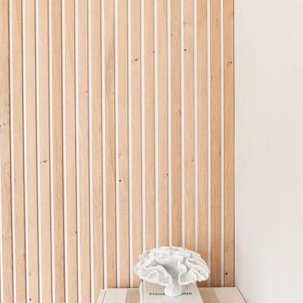 Décoration murale avec tasseaux MDF imitation chêne sur panneau HDF blanc - Larg. 28,7 CM x Ép. 2,00 CM - Long. 2,50 M