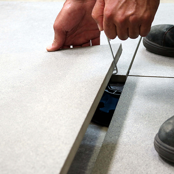 Poignée lève dalle Jouplast pour terrasse sur plots avec joints supérieurs à 3 mm - acier