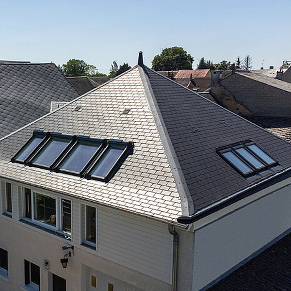 Fenêtre de toit Roto à projection en PVC - Designo R7 - avec pare-soleil Screen - Largeur 54 CM - Hauteur 78 CM