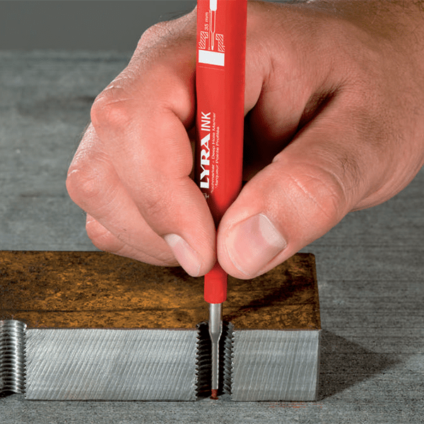 Marqueur permanent Rouge avec pointe profilée pour trous profonds et accès difficiles - Lyra INK