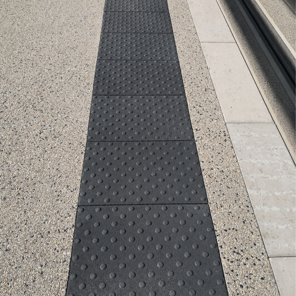 Dalle podotactile certifié NF - TACTILGRIP 6 - pierre reconstituée - 42 x 60 cm - ép. 6 cm - Noir profond