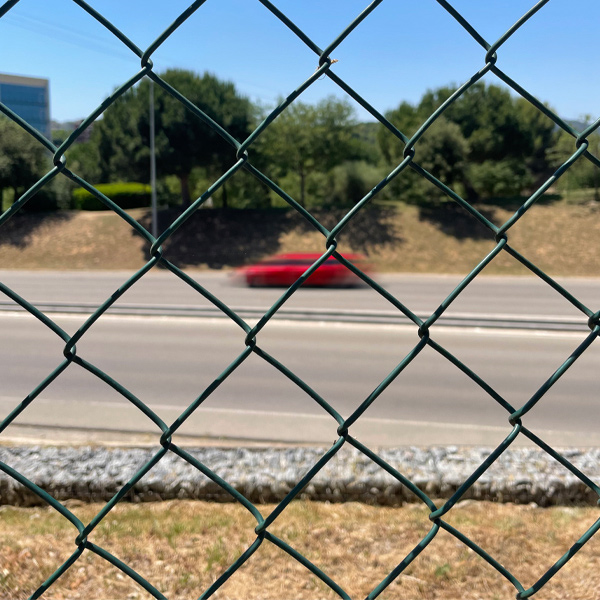 Grillage simple torsion vert 6005 avec picots défensifs - fil Ø2,40 mm galvanisé et plastifié - maille 50 x 50 mm - 25,00 M x 1,00 M