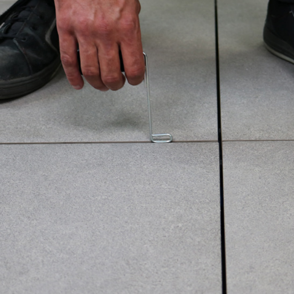 Poignée lève dalle Jouplast pour terrasse sur plots avec joints supérieurs à 3 mm - acier