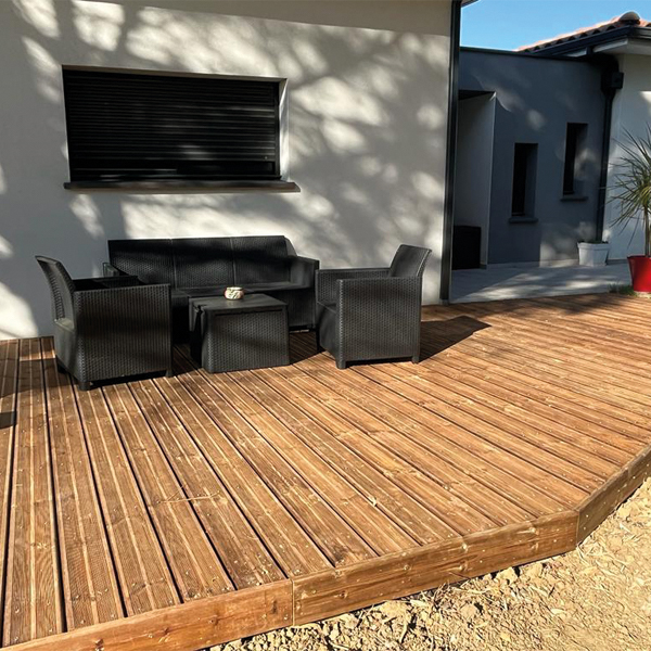 Lame de terrasse bois en Pin du Nord striée - Névéo - Traité classe 4 marron - 145 MM x 27,00 MM - Longueur 4,20 M
