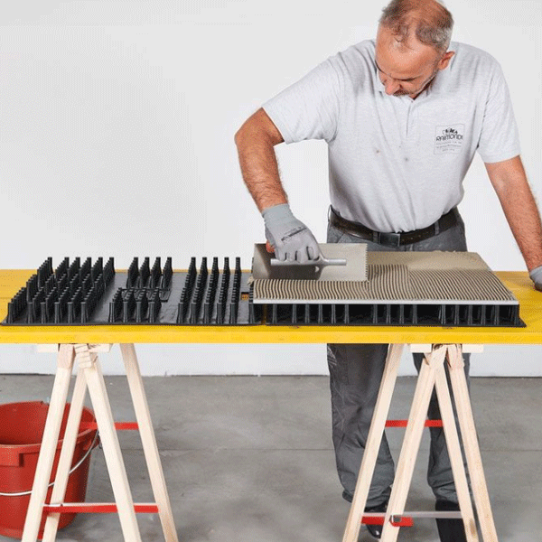 Tapis de découpe pour carreleur avec picots - Up The Tiler - 58 x 58 cm
