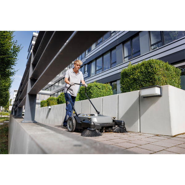 Balayeuse autotractée Karcher KM 70/20 C - avec balai latéral et filtre à poussières fines