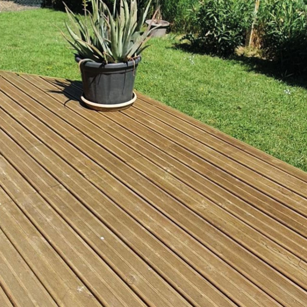 Lame de terrasse bois en Pin du Nord striée - Névéo+ - Bois qualité US - Traité classe 4 marron - 145 MM x 27,00 MM - Longueur 4,50 M
