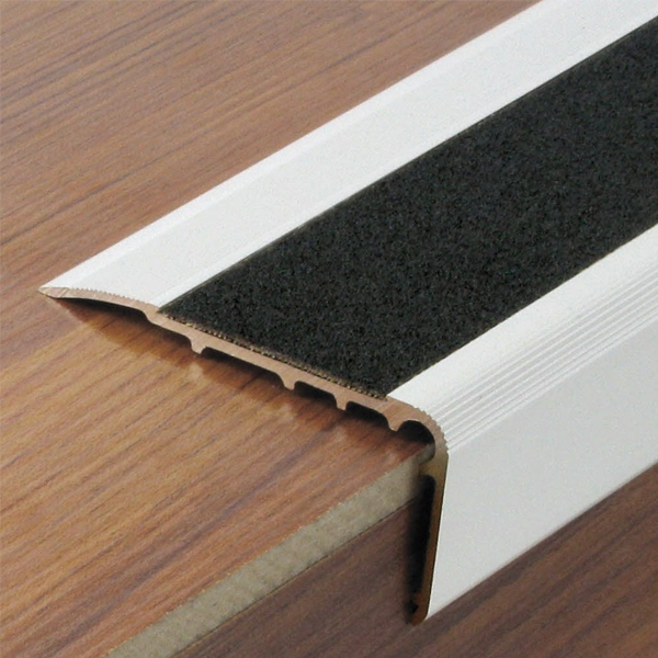 Nez de marche à visser Dinac 2CBIS en alu anodisé naturel  avec bande carbo - 67 MM x 32,0 MM - long. 3,00 M