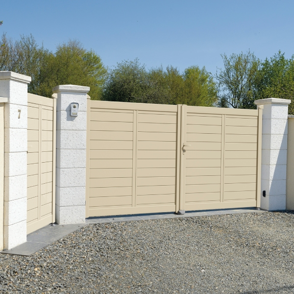 Portail aluminium sur mesure Sylphine 105 CT 85 A - Battant ou coulissant - Persienné avec lames horizontales ajourées 130 x 20 mm