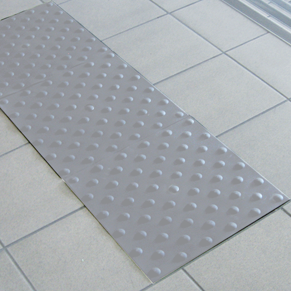 Dalle podotactile adhésive pour sol intérieur - Dinalert Dinac - 450 MM x 412 MM - Gris