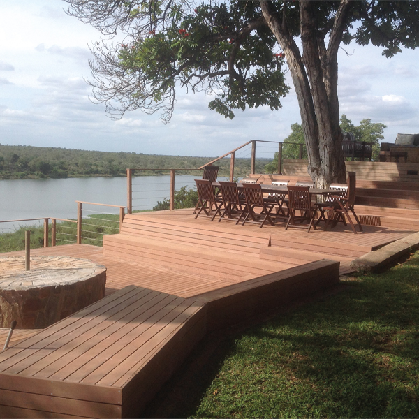 Lame de terrasse en bois exotique Maçaranduba KD striée - Classe 4 - 145 MM x 21,00 MM - Longueur 2,15 M