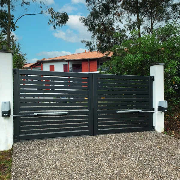 Portail aluminium sur mesure Pulsar 80 CT 16 A - Battant ou coulissant - Ajouré avec barreaudage horizontal 80 x 20 mm