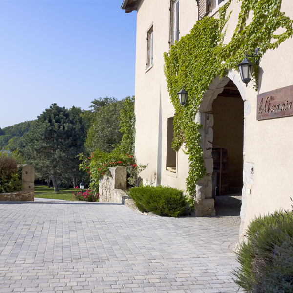 Pavé circulable Tépia en béton décoratif - pose sur sable - Gris nuancé - opus en 3 formats martelés