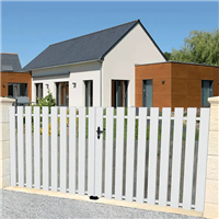Portail PVC sur mesure Carène 120 - Jusqu'à 4500 x 2000 mm - Battant ou coulissant et motorisable - Ajouré avec Barreaudage vertical 120 x 28 mm et cadre inox