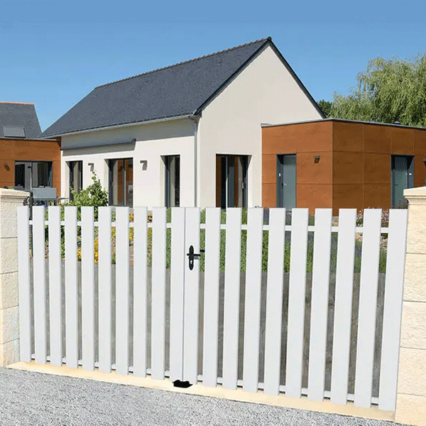 Portail PVC sur mesure Carène 100 - Jusqu'à 4500 x 2000 mm - Battant ou coulissant et motorisable - Ajouré avec Barreaudage vertical 100 x 20 mm et cadre inox