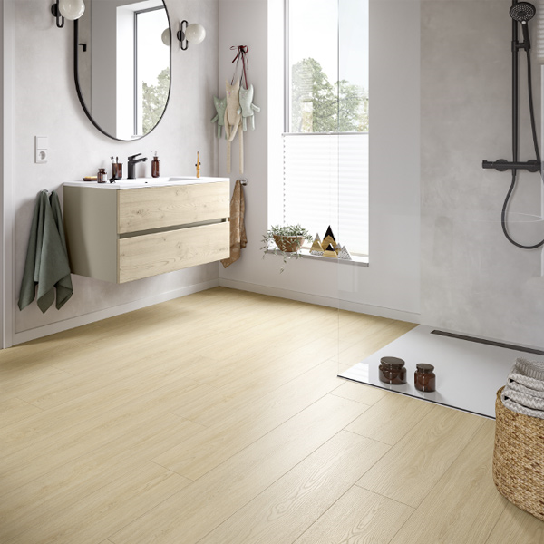 Parquet stratifié NatureSense Aqua Classic 8/32 - 4 chanfreins avec système Aqua CLIC it! 24h - 193 MM x 8,00 MM x 1292,0 MM - Chêne Casella Naturel Clair