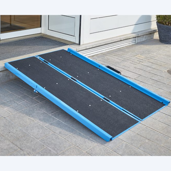 Rampe d'accès pliable en aluminium Mottez A380C13 avec carillon et panneau - longueur 136 cm - 450 kg max