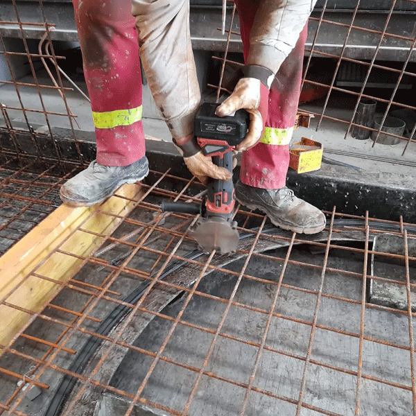 Découpe fer à béton sans fil capacité Ø20 mm - ATDV GR20BS - avec 2 batteries 4 Ah et chargeur