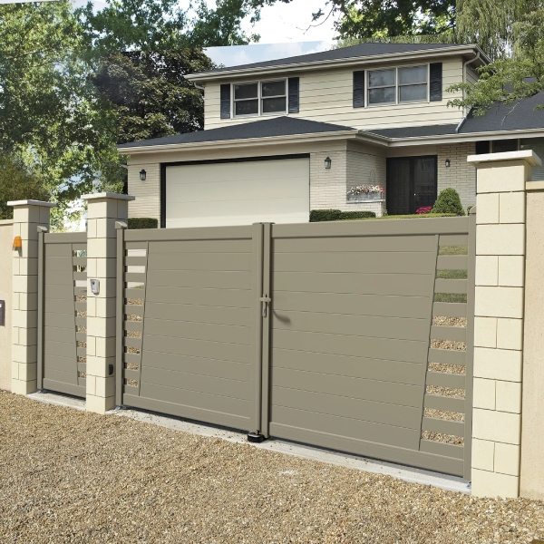 Portail aluminium sur mesure Planet CT 67 - Battant ou coulissant - Ajourage au choix avec remplissage horizontal 130 x 20 mm