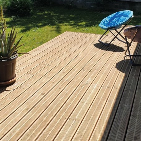 Lame de terrasse bois en Pin du Nord striée - Névéo - Traité classe 4 vert - 145 MM x 27,00 MM - Longueur 2,70 M