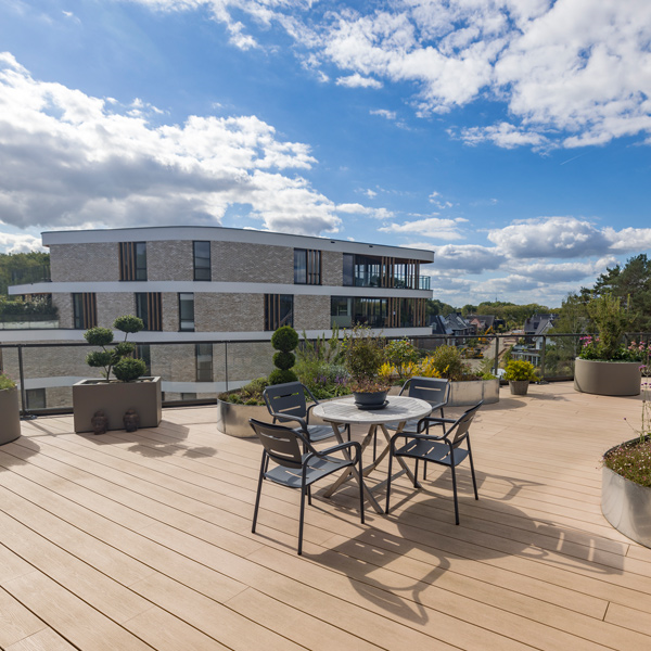 Lame de terrasse en bois composite Élégance finition structurée - Silvadec - 180 MM x 23,00 MM - longueur 4,00 M - Brun Colorado