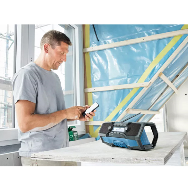 Radio de chantier portable Bosch GPB 18V-2 SC Professional avec pile lithium 3V adaptateur secteur et câble AUX