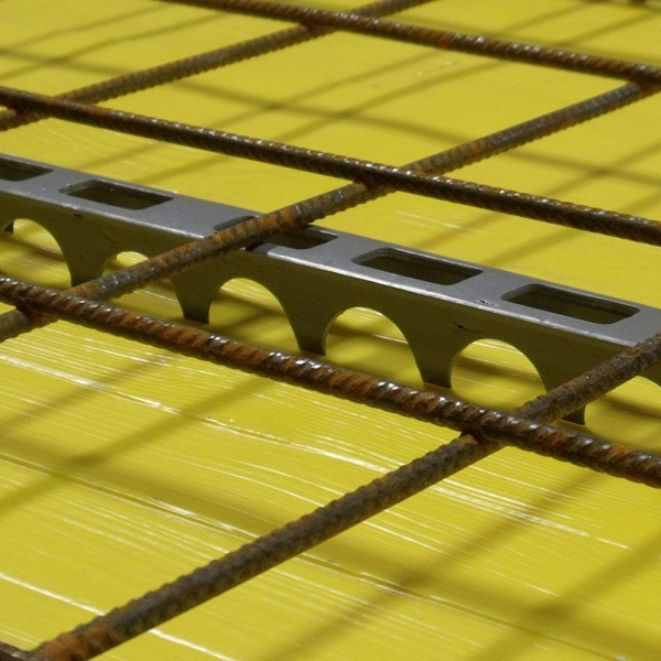 Cale d'armature perforée en PVC pour coffrage - Nevoga - enrobage 30,0 MM - long. 2,00 M