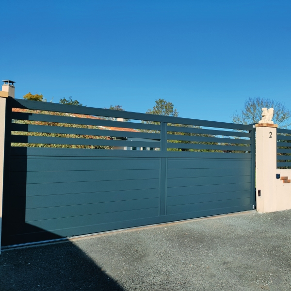 Portail aluminium sur mesure Pictor CT 123 - Battant ou coulissant - Barreaudage horizontal 80 x 20 mm