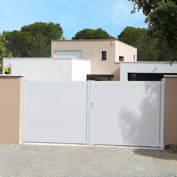 Portail aluminium sur mesure Cérès CT 42 - Battant ou coulissant - Plein avec remplissage vertical ou horizontal 130 x 20 mm
