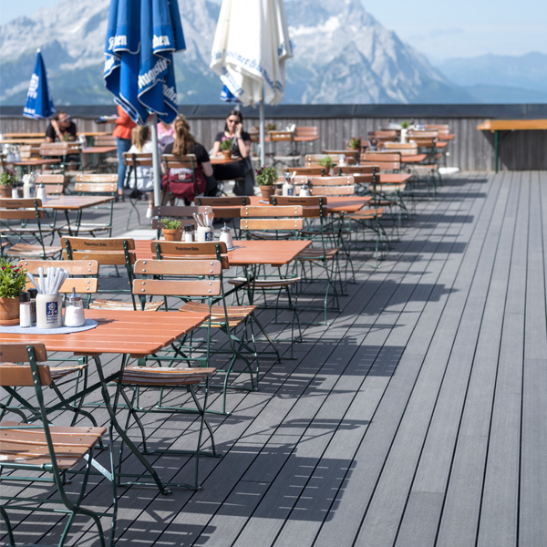 Lame de terrasse en bois composite Élégance finition structurée - Silvadec - 180 MM x 23,00 MM - longueur 4,00 M - Gris Anthracite