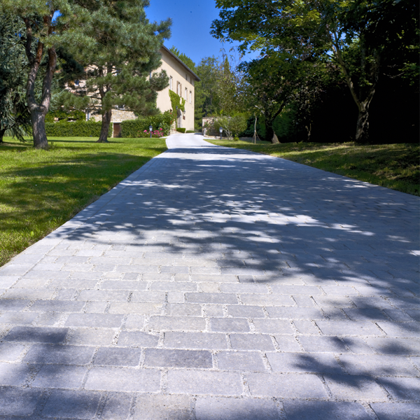 Pavé circulable Tépia en béton décoratif - pose sur sable - Gris nuancé - opus en 3 formats martelés