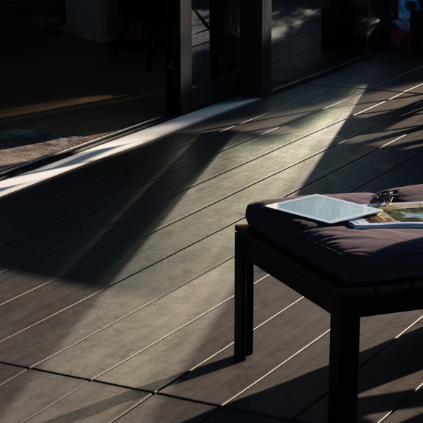 Lame de terrasse en bois composite Élégance finition lisse - Silvadec - 180 MM x 23,00 MM - longueur 4,00 M - Gris anthracite