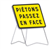 KC1 T1 PIETONS PASSEZ EN FACE
