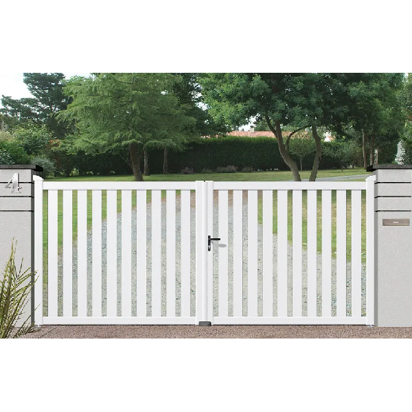 Portail PVC sur mesure Indus CV 08 - Battant ou coulissant - Ajouré avec cadre en aluminium vissé intégré