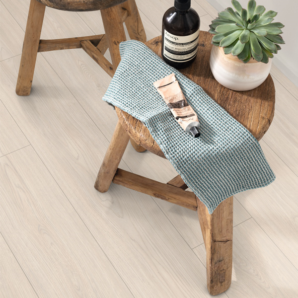 Parquet stratifié Aqua+ Large 8/33 - 4 chanfreins avec système Aqua CLIC it! 24h - 246 x 8 x 1292 mm - Chêne Casella Blanc
