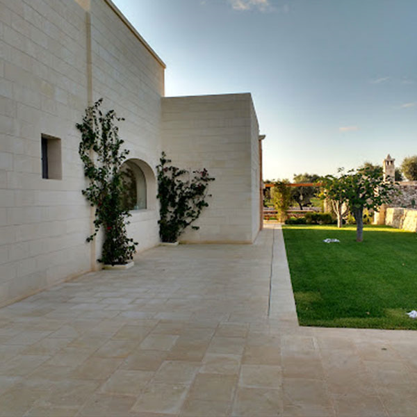 Carrelage extérieur en grès cérame effet pierre - Pietra Di Lecce version Grip - 80,5 cm x 80,5 cm - ép.9,00 mm