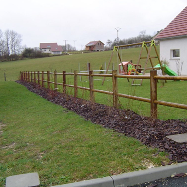 Piquet de clôture en bois rond et épointé - diamètre 60/80 mm - longueur 1,00 M