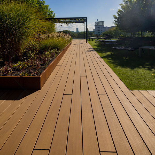 Lame de terrasse en bois composite Atmosphère finition brossée - Silvadec - 138 MM x 23,00 MM - longueur 4,00 M - Brun Lima