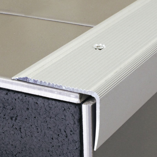 Nez de marche strié à visser Dinac 44V en aluminium anodisé naturel - 50 MM x 32,0 MM - longueur 3,00 M