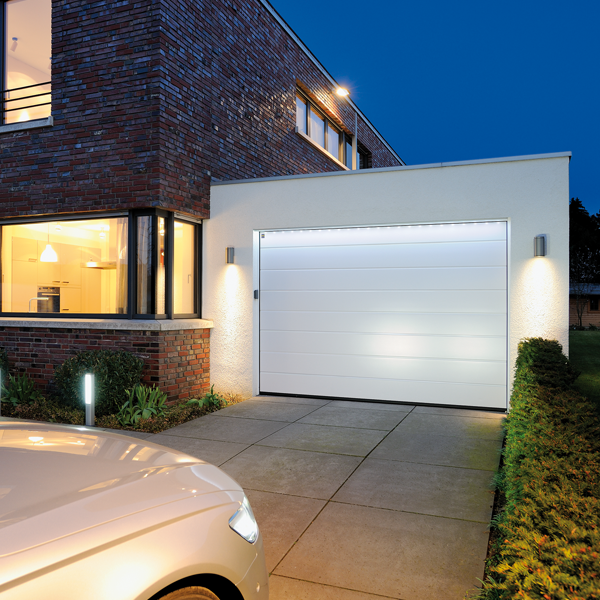 Porte de garage sectionnelle motorisée EuroMatic Tubauto - Largeur 2375 MM - Hauteur 2000,00 MM - Woodgrain rainures M - Blanc RAL 9016