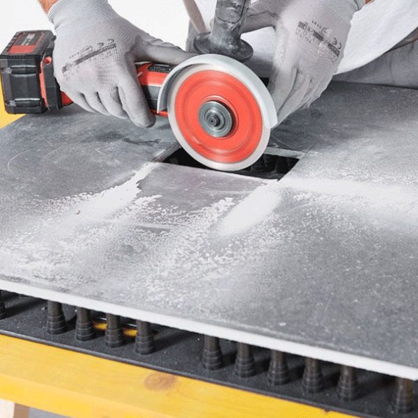 Tapis de découpe pour carreleur avec picots - Up The Tiler - 58 x 58 cm