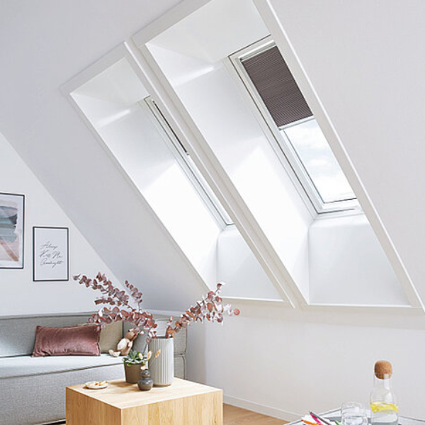 Fenêtre de toit Roto 114,00 cm x 118,00 cm en PVC - Designo R7 - Ouverture à projection 38° - Double vitrage