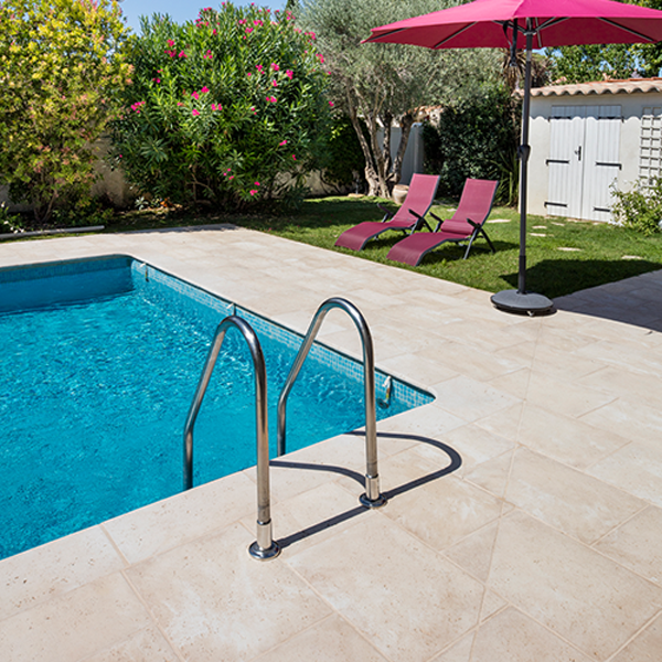 Margelle en béton imitation travertin pour abords de piscine  - Jouques - 60,0 CM x 30,0 CM - ép.35,00 MM - teinte Aquitaine