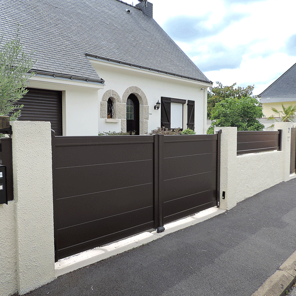 Portail Alu sur mesure Thélus CT 103 - Battant ou coulissant et motorisable - Plein avec remplissage horizontal 290 x 20 mm