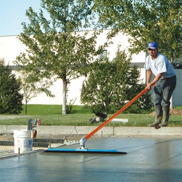 Lisseuse de finition béton Théard Novaliss - acier bleui longueur 90 cm avec rotule