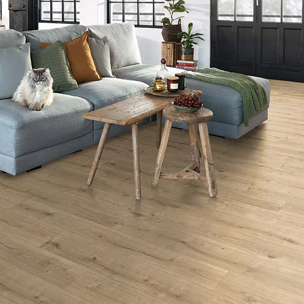 Parquet stratifié NatureSense Aqua Classic 8/32 - 4 chanfreins avec système Aqua CLIC it! 24h - 193 MM x 8,00 MM x 1292,0 MM - Chêne Dunnington Clair