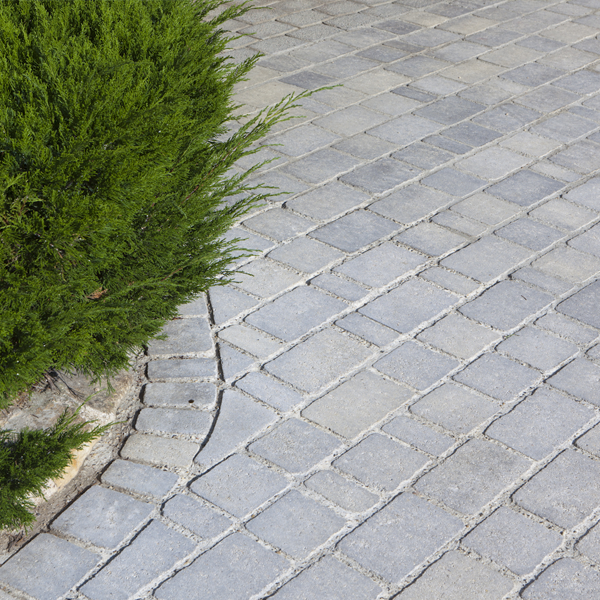 Pavé circulable Tépia en béton décoratif - pose sur sable - Gris nuancé - opus en 3 formats martelés