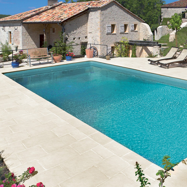 Margelle d'angle plate en pierre reconstituée - Rivagine - 42,5 CM x 30,0 CM - ép.45,00 MM - teinte Écru